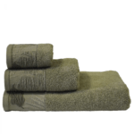 Απαλές βαμβακερές πετσέτες με ανάγλυφο σχέδιο φύλλων από τη Botanica Collection, σε γήινες αποχρώσεις.