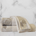 Απαλές βαμβακερές πετσέτες με ανάγλυφο σχέδιο φύλλων από τη Botanica Collection, σε γήινες αποχρώσεις.