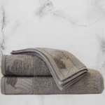 Απαλές βαμβακερές πετσέτες με ανάγλυφο σχέδιο φύλλων από τη Botanica Collection, σε γήινες αποχρώσεις.