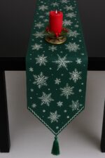 διακοσμητική τραβέρσα σε κόκκινη απόχρωση, διακοσμημένη με χρυσοτυπίες σε σχέδιο χιονονιφάδα