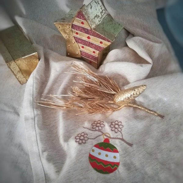 Τραπεζομάντηλο Λινό με κέντημα